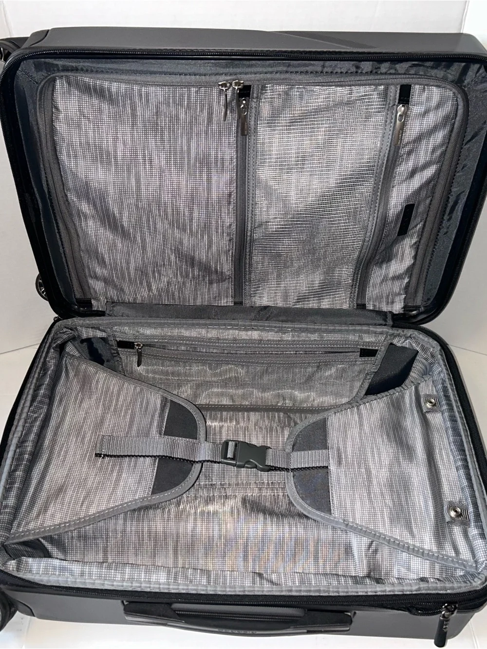 Ricardo Hard Shell Carry-On Luggage in Gunmetal Gray